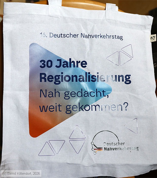 Tasche / Stoffbeutel mit dem Motto der Veranstaltung: 30 Jahre Regionalisierung - Nah gedacht, weit gekommen? Foto: Bernd Kittendorf, 2026