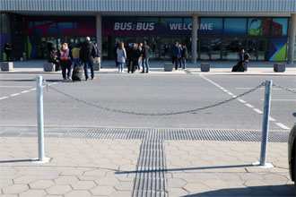 Messe Berlin - Kette quer &uuml;ber einen taktilen Leitstreifen bei der Messe BUS2BUS 2026. Foto: Bernd Kittendorf, 2026