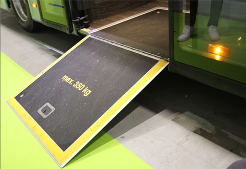 Manuelle Klapprampe eines Busses. Foto: Bernd Kittendorf, 2026