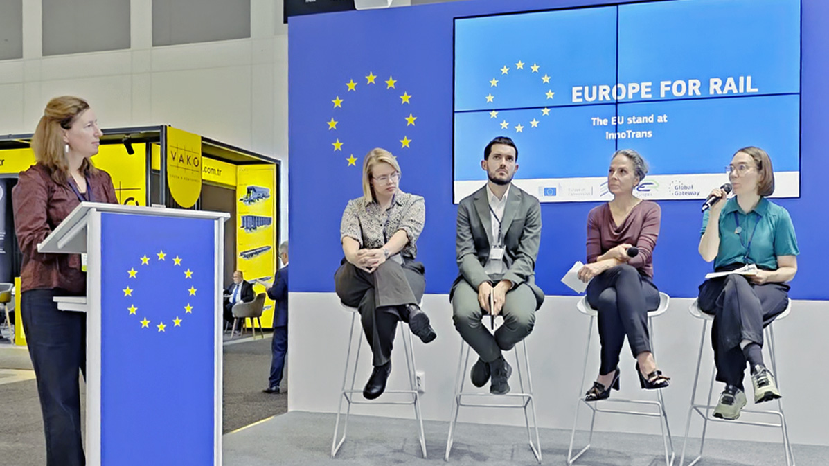 Auf der B&uuml;hne auf der InnoTrans Gespr&auml;ch unter anderem mit Frau Marie Denninghaus (ganz rechts im Bild), Foto: Claudia Kittendorf-Wolf, 2026