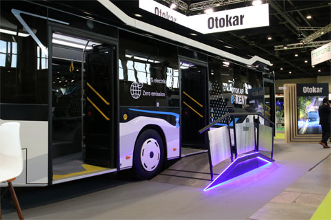 Podest am Otokar eKent II auf der Messe BUS2BUS 2026. Foto: Bernd Kittendorf, 2026