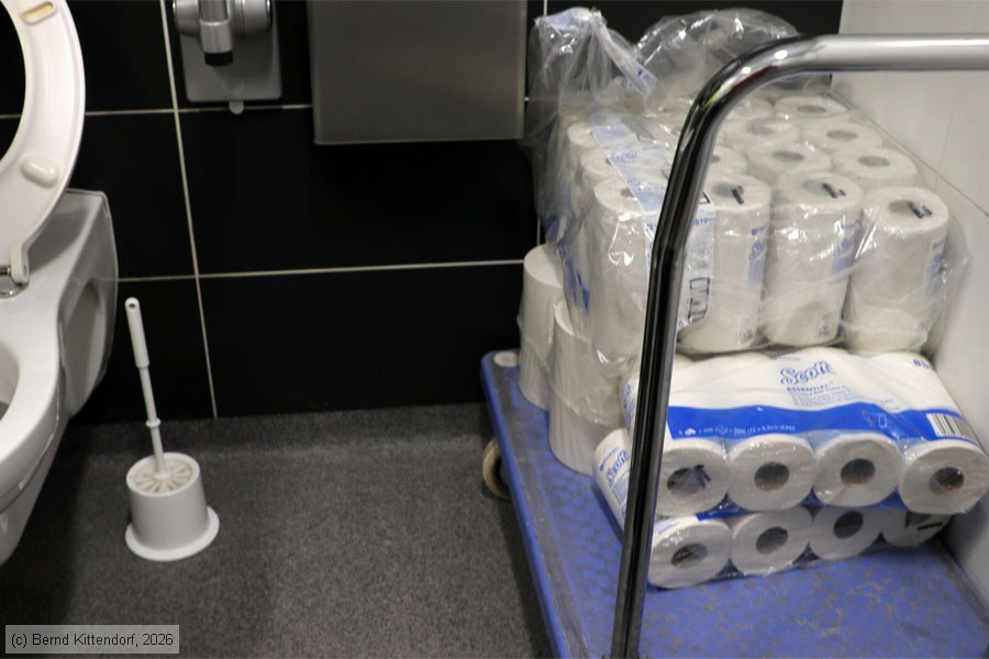 Transportwagen mit Toilettenpapier auf der Fl&auml;che f&uuml;r das Umsetzen in der Behindertentoilette in Stuttgart Hauptbahnhof, Foto: Bernd Kittendorf, 2026