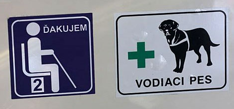 Aufkleber Vorrangsitz und Blindenf&uuml;hrhund in Bratislava. Foto: Bernd Kittendorf, 2019