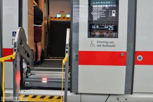 Hublift in einem Zug des Typs ICE 3neo der DB