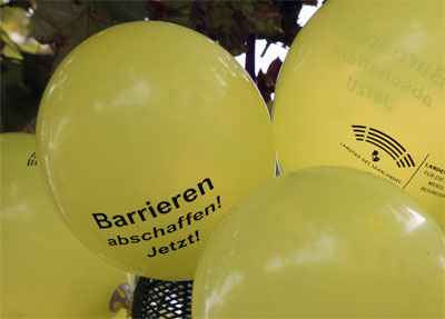 Gelbe Luftballons des Beauftragten für Belange von Menschen mit Behinderungen im Saarland, Foto: Bernd Kittendorf, 2025