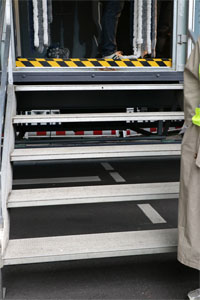 Stufen am Zugang zu einem Auflieger mit einer Ausstellung, Foto: Bernd Kittendorf, 2025